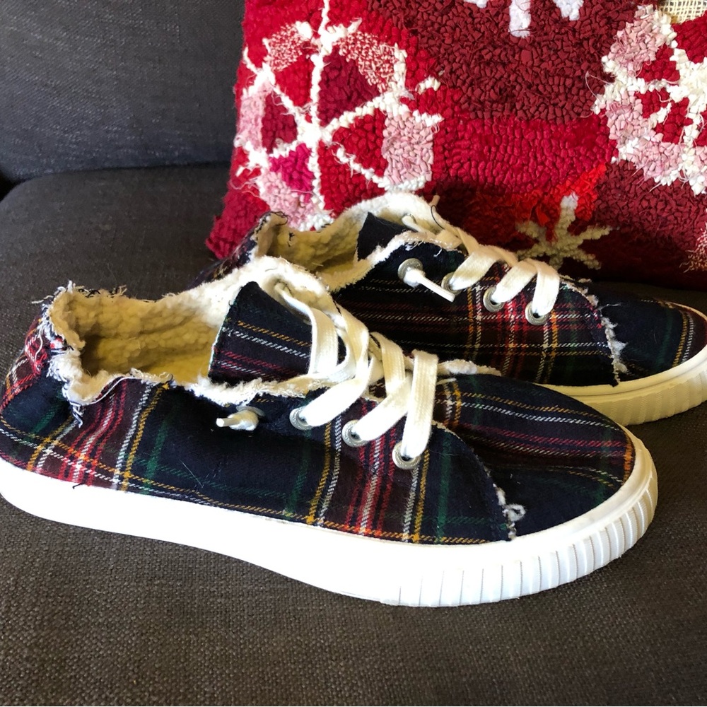 Tommy Bahama plaid Sherpa memory foam plaid shoes size 9